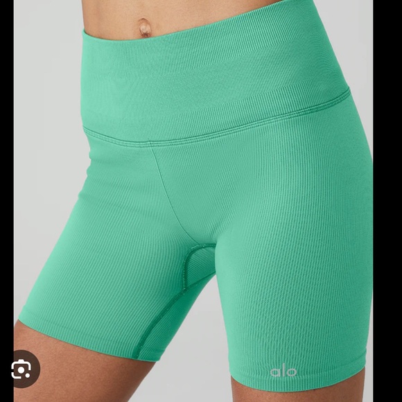Alo 5" Seamless Ribbed Favorite Short, Kelly Green, Size Medium - Picture 1 of 5